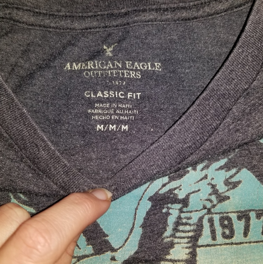 Men Size medium AE shirt - Picture 2 of 4